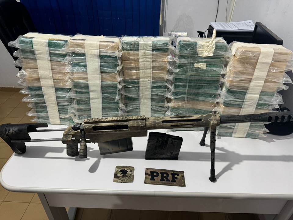 PRF intercepta armamento de guerra e cocaína em Goiás com destino ao Recife