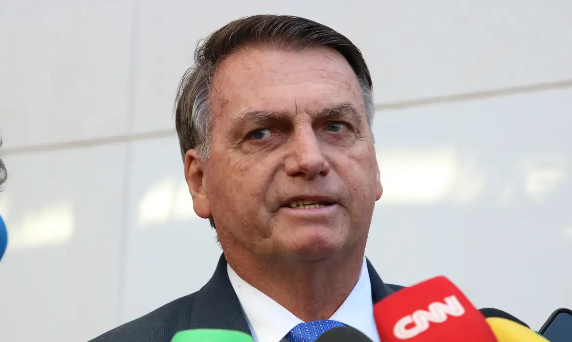 Dois dos crimes imputados a Bolsonaro constam em uma lei sancionada por ele próprio