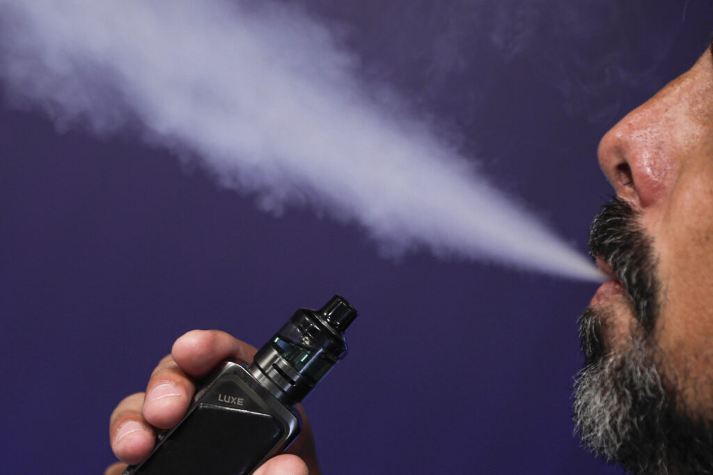 Plataformas devem remover propagandas de cigarros eletrônicos