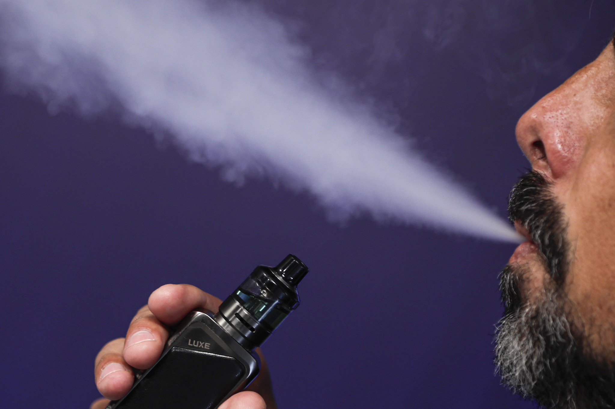Plataformas devem remover propagandas de cigarros eletrônicos