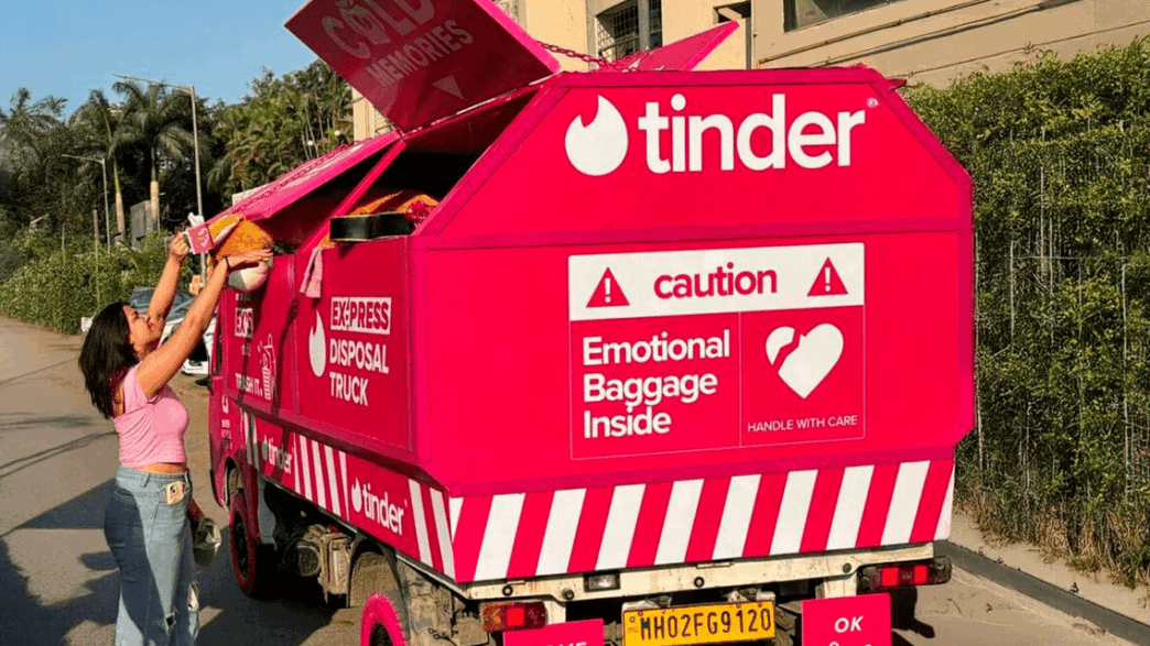Tinder lança campanha com caminhão do lixo para descarte de itens de relacionamentos passados
