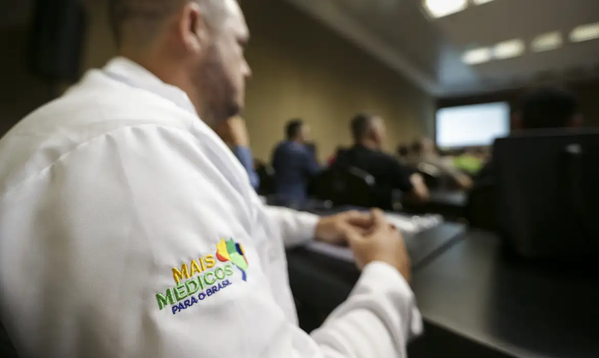 Mais Médicos: 407 profissionais começam a atuar em 22 estados