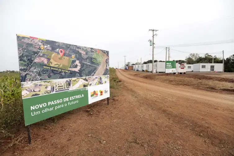 Joédson Alves/Agência Brasil Cruzeiro do sul (RS), 27/04/2025 - 58 moradias temporárias na parte alta de um morro onde será construído o novo bairro passo estrela. O novo loteamento contará com 480 lotes, dos quais parte será destinada à construção de moradias através das Atas de Registro de Preço da Secretaria de Habitação e Regularização Fundiária (Sehab), e outra parte será disponibilizada para que os próprios beneficiários construam suas casas com recursos próprios. O investimento estimado é de R$ 120 milhões.
Foto: Joédson Alves/Agência Brasil