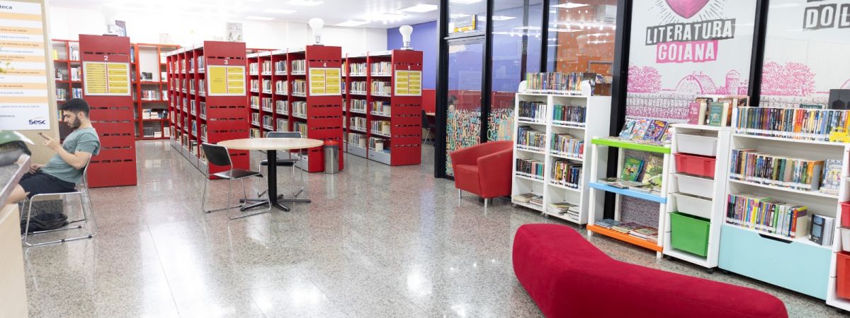 Bibliotecas do Sesc Goiás oferecem programação gratuita com oficinas, contação de histórias e clubes do livro em maio
