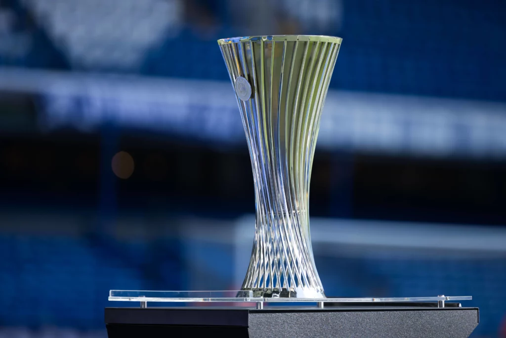 Real Betis e Chelsea disputam a final UEFA Conference League na Polônia