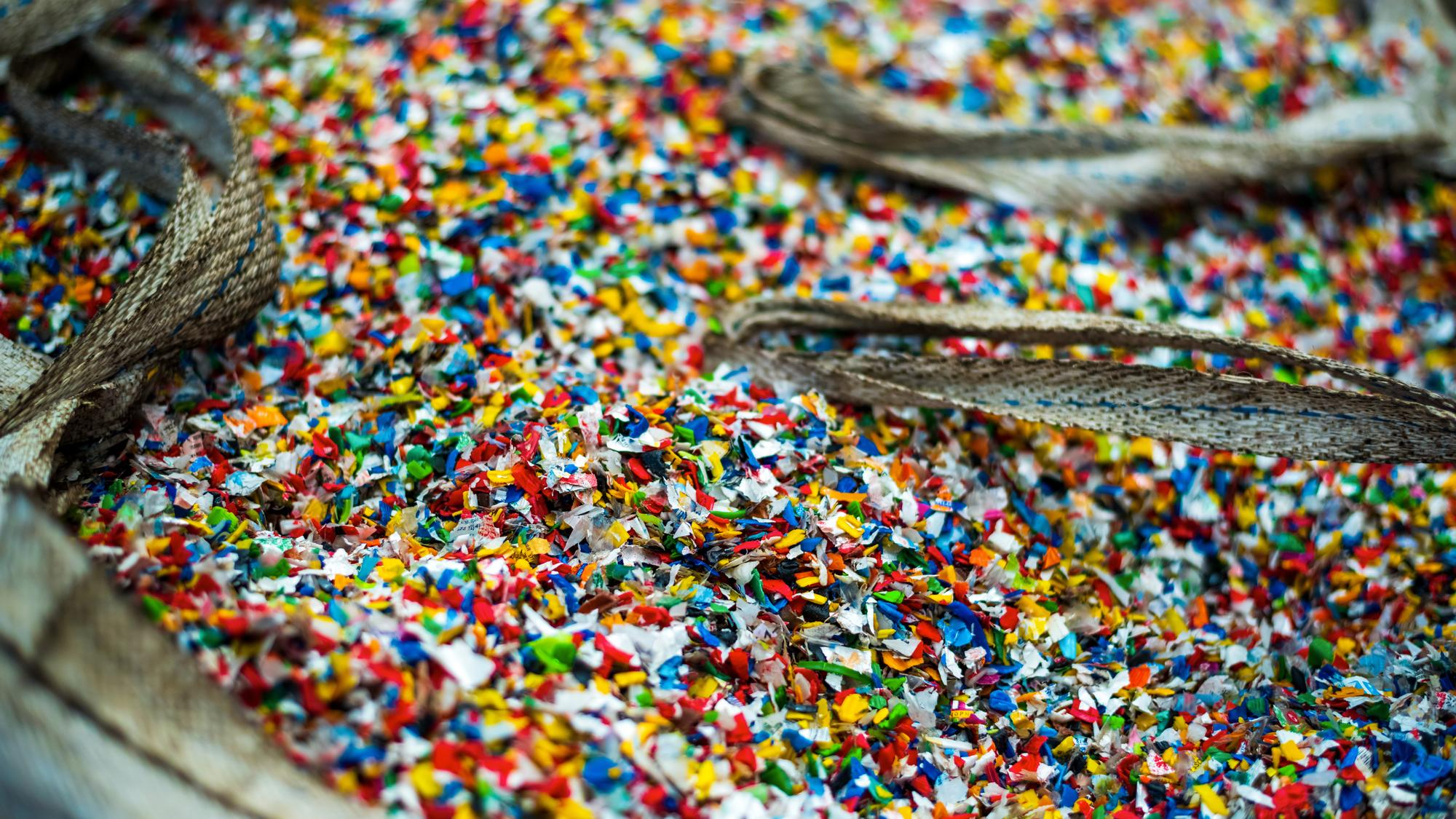 O que são microplásticos, de onde vêm e como afetam a saúde humana