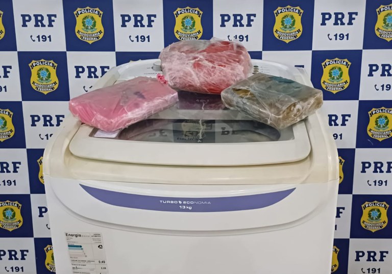 PRF encontra drogas escondidas em máquina de lavar em ônibus interestadual na BR-080