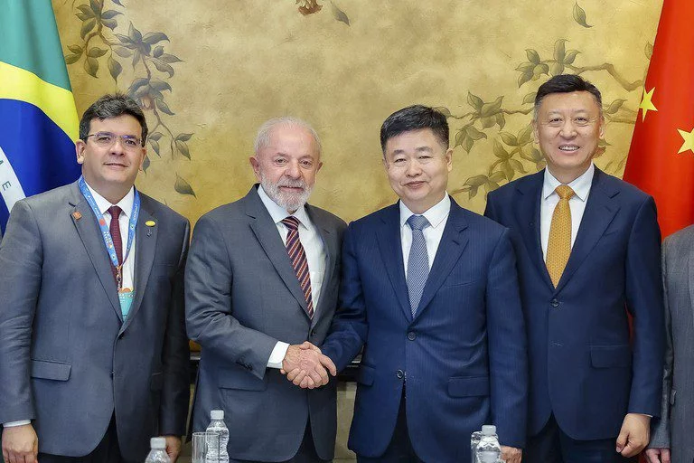 Lula na China: primeira agenda resulta em R$ 1 bi para combustível verde de aviação no Brasil