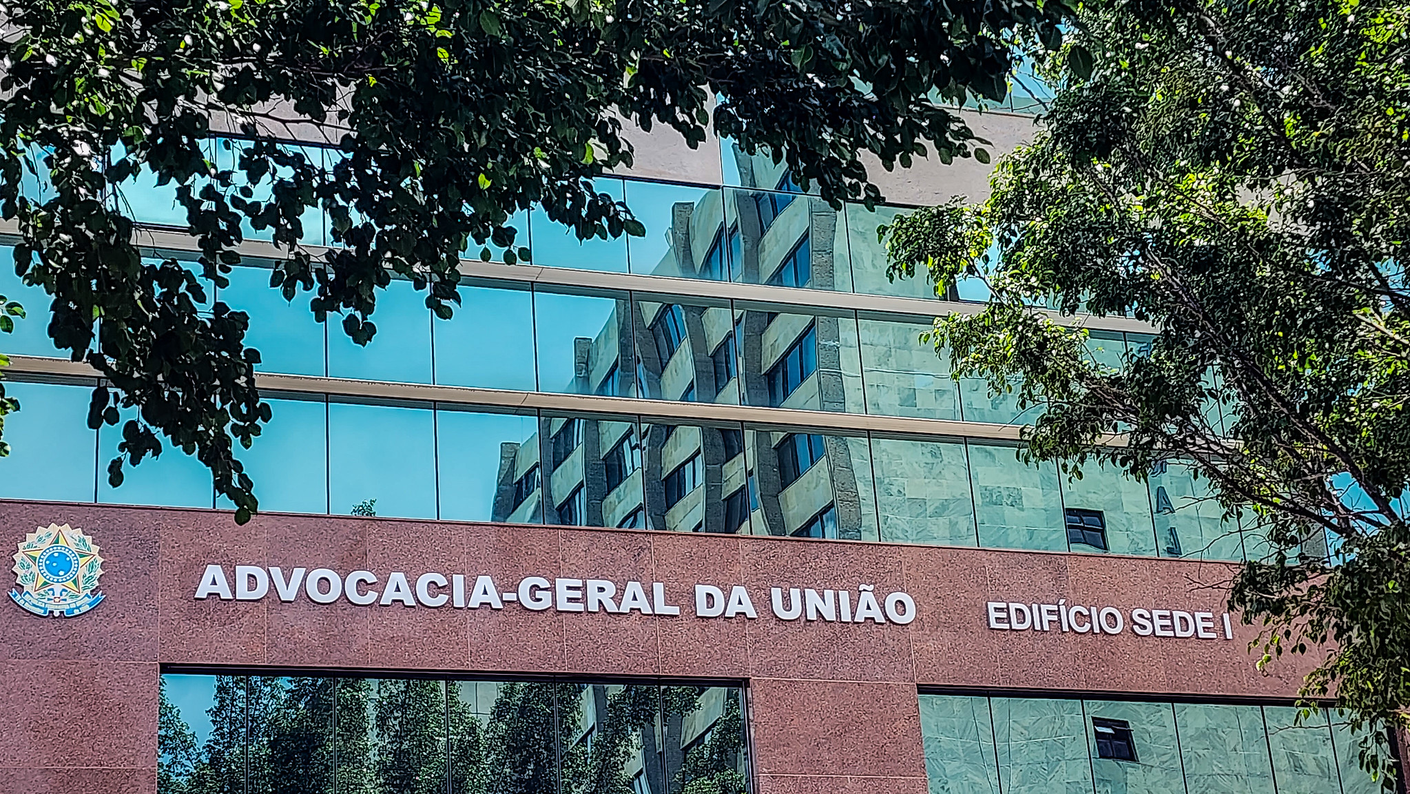 AGU pede bloqueio de bens de mais 14 investigados por fraude no INSS