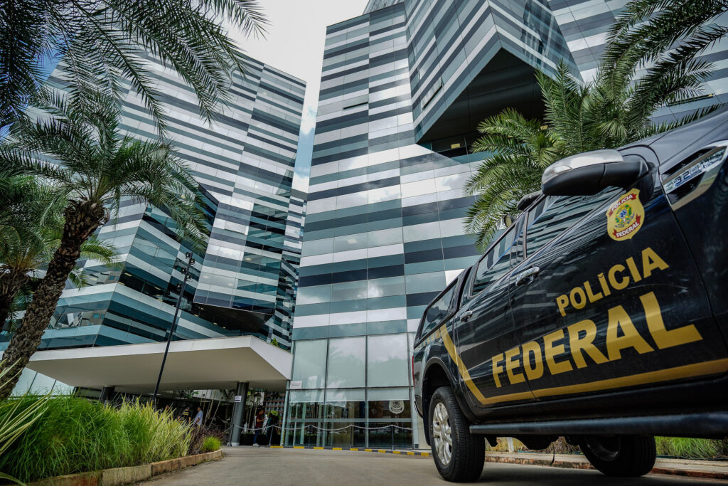 Polícia Federal combate grupo que envia drogas para Europa em aviões