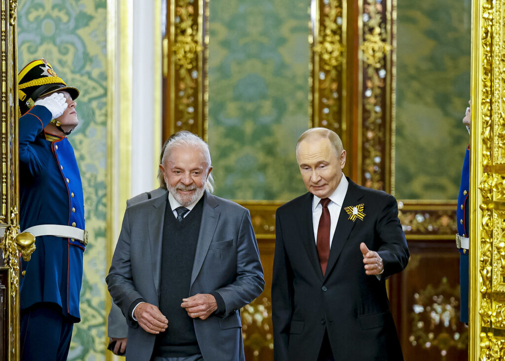 Lula estimula Putin a se reunir com Zelensky pela paz