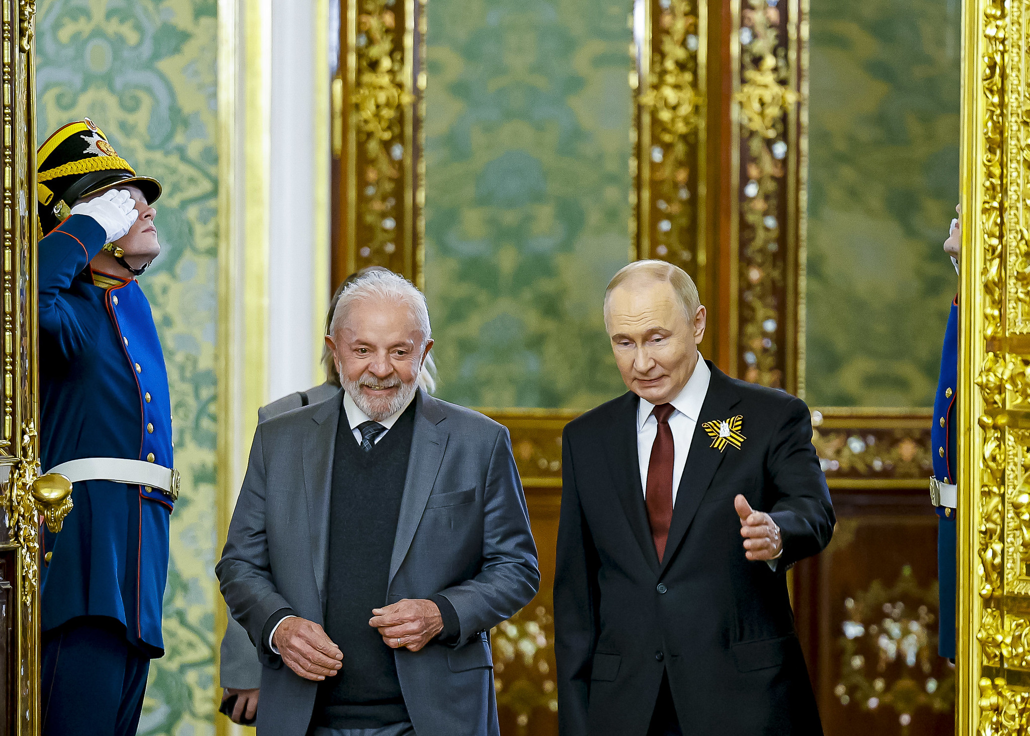 Lula estimula Putin a se reunir com Zelensky pela paz