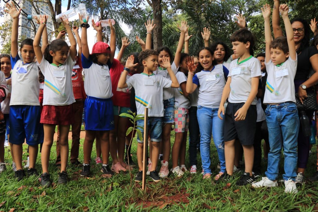 Estudantes de Goiânia plantam árvores do Cerrado em ação educativa contra o desmatamento