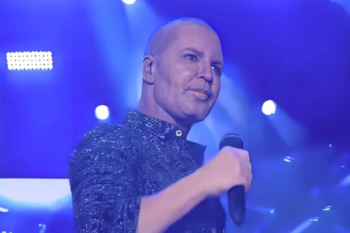 Eduardo Costa aparece careca em show e revela motivo: “muita bomba”