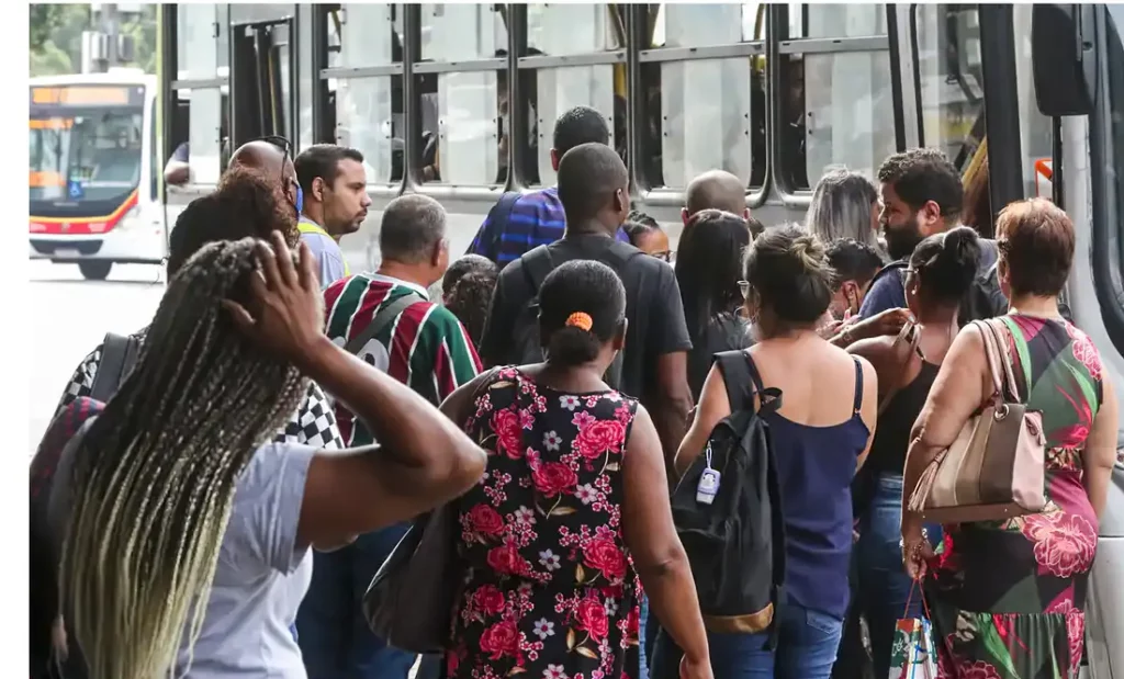 Taxa de desemprego fica em 6,6% no trimestre encerrado em abril