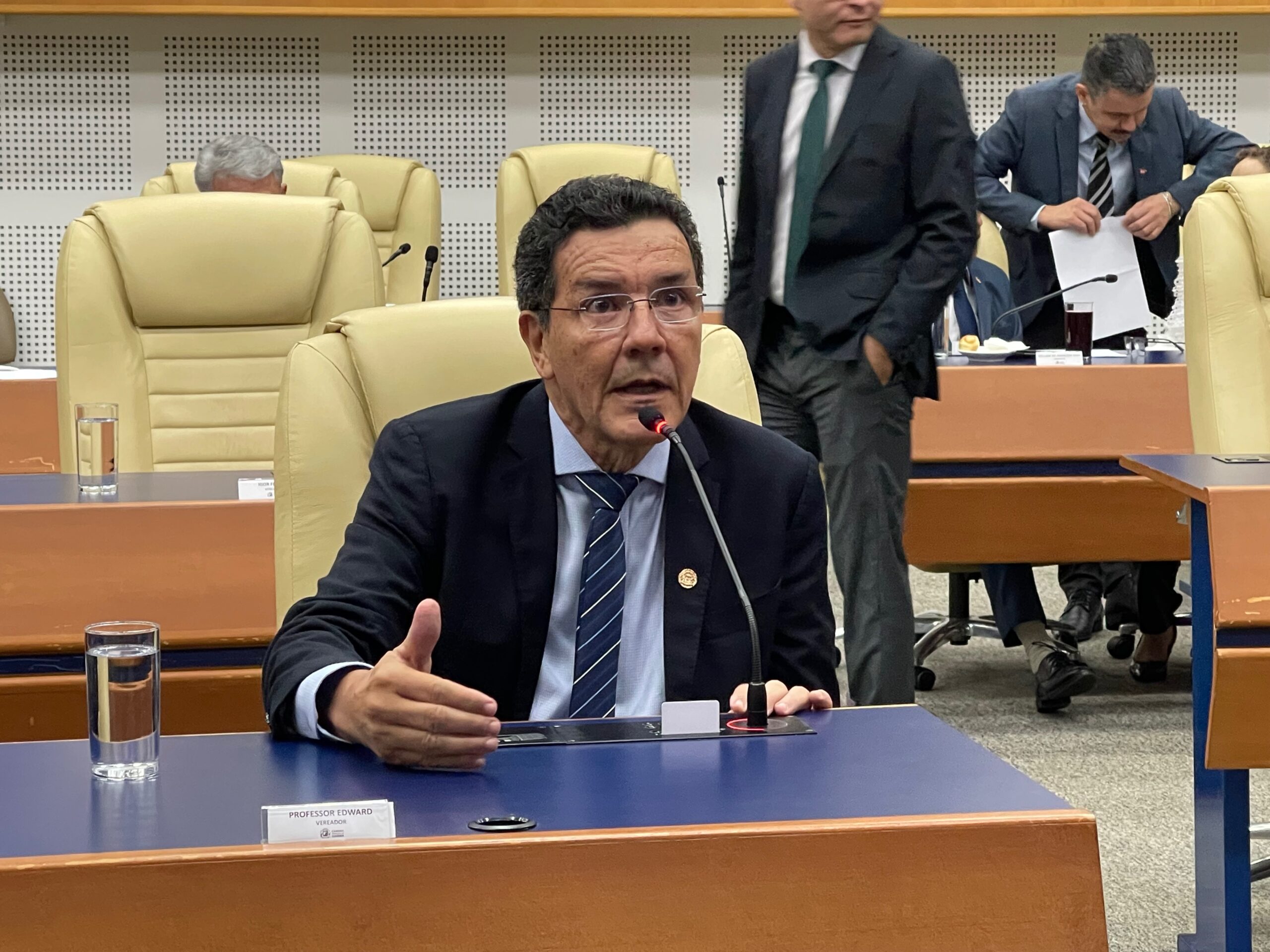 Professor Edward propõe fim da jornada 6×1 para servidores e terceirizados da administração municipal