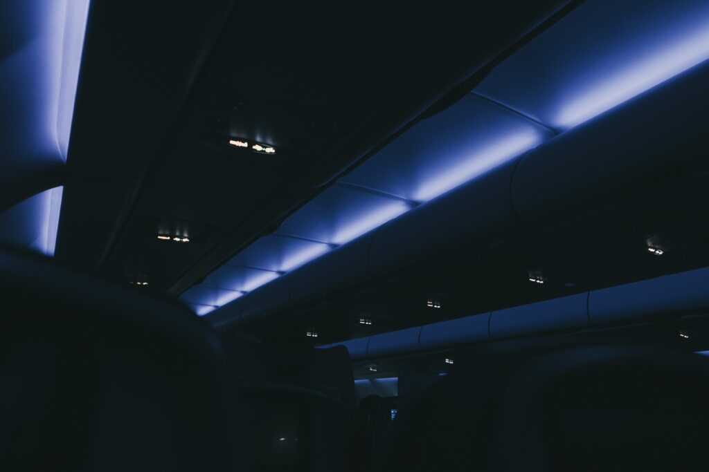 Por que as luzes da cabine do avião escurecem na decolagem e no pouso?