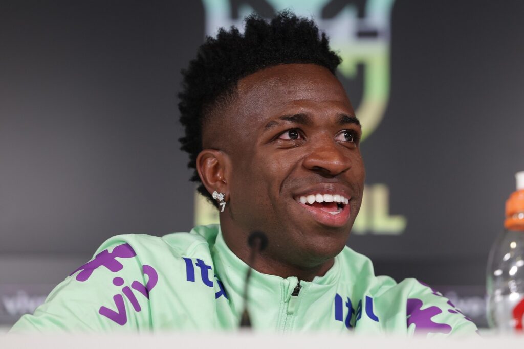 Justiça da Espanha condena quatro envolvidos em ataque de ódio contra Vinicius Jr.
