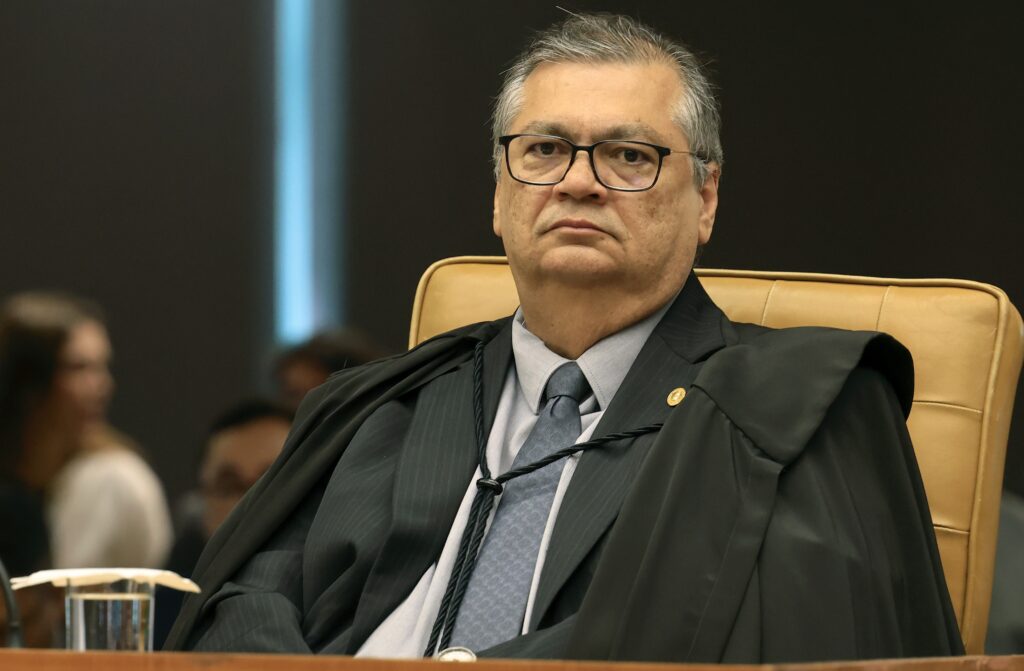 Dino suspende multa de R$ 1 milhão por dia contra professores do DF