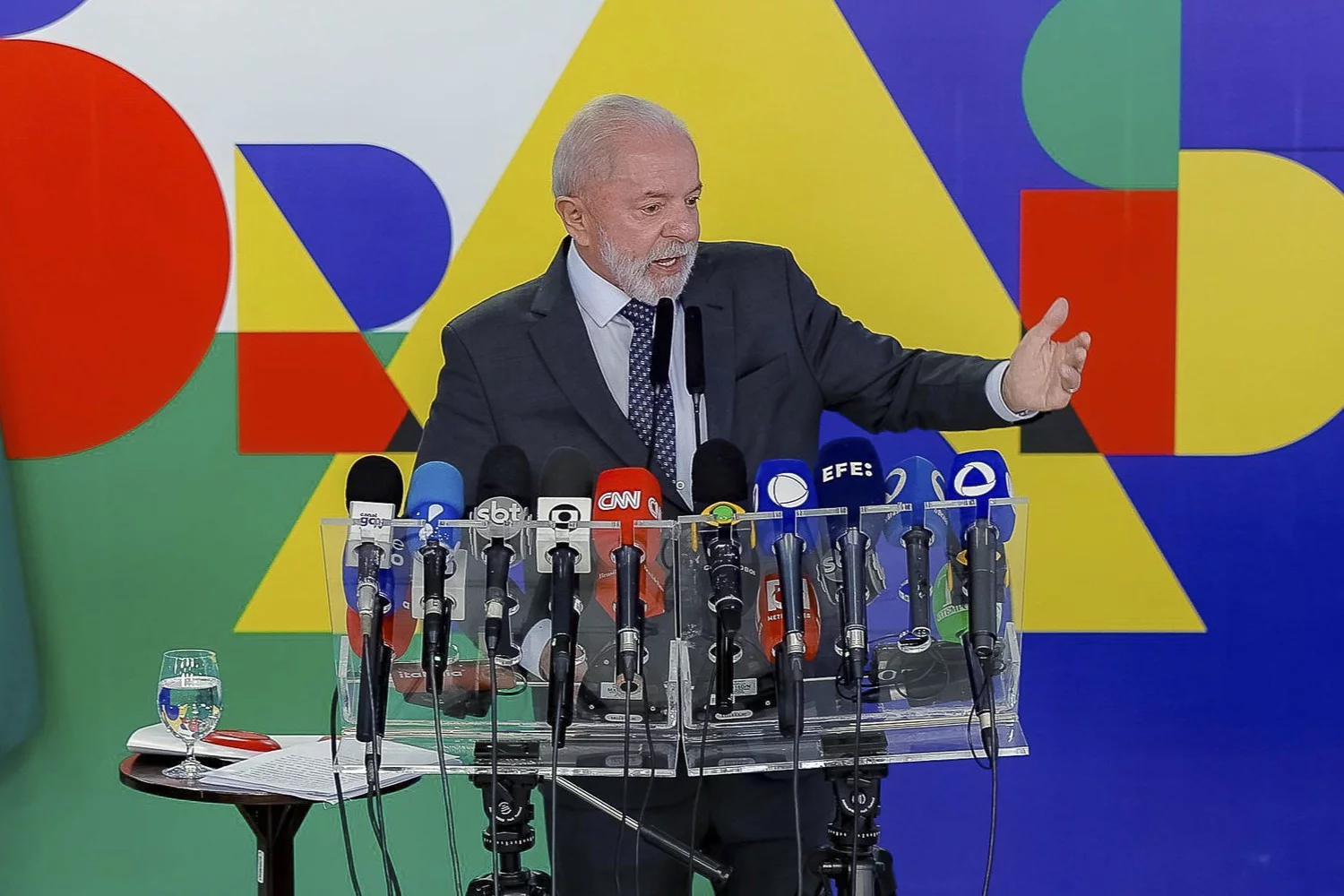 Lula sanciona lei que estrutura carreira e reajusta salários