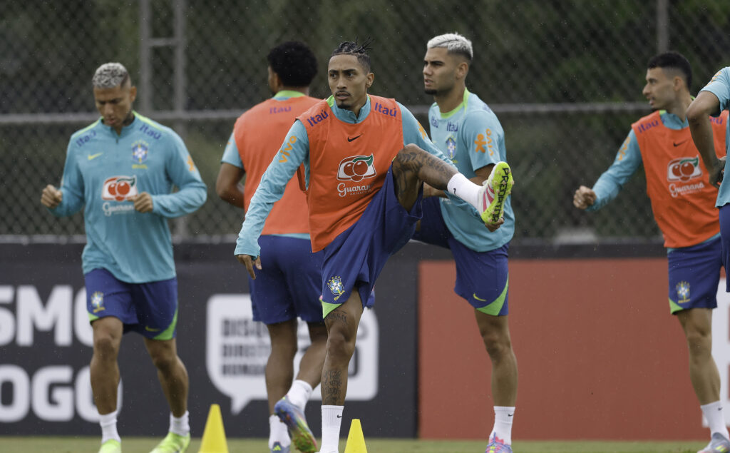 No primeiro treinamento com elenco completo, Ancelotti dá pistas de seu time titular