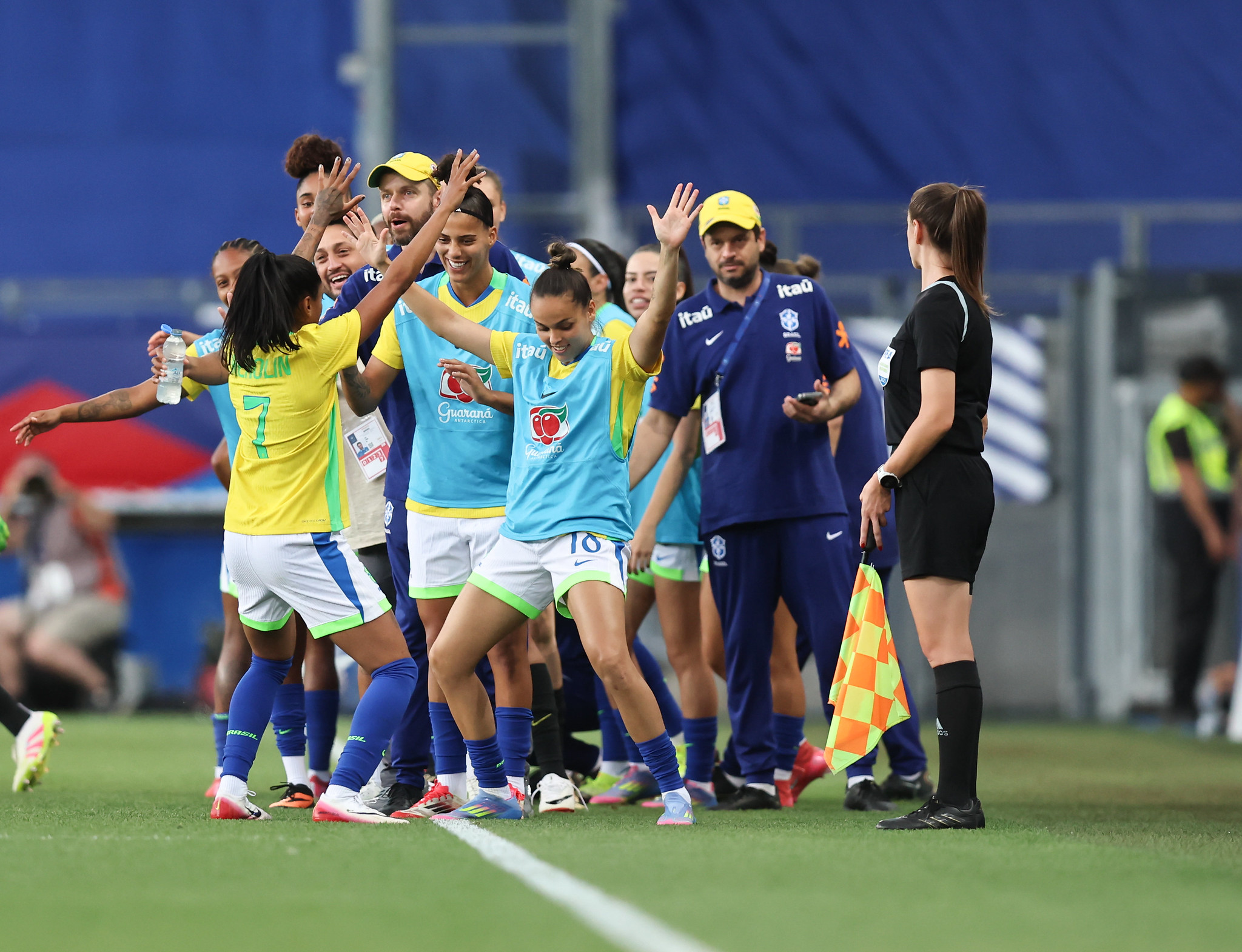 Seleção Feminina perde, mas mostra evolução contra a França