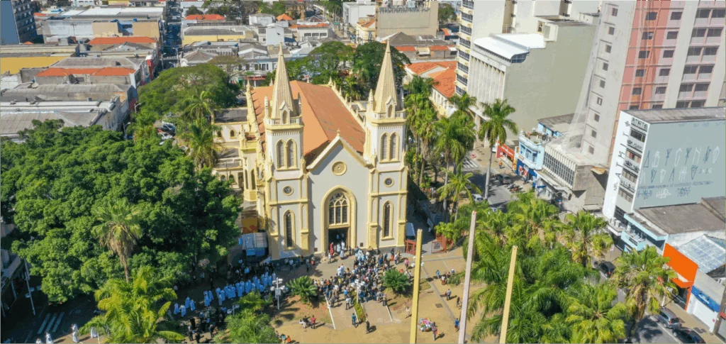 Médica presa por usar spray de pimenta em família durante missa é solta e responderá em liberdade
