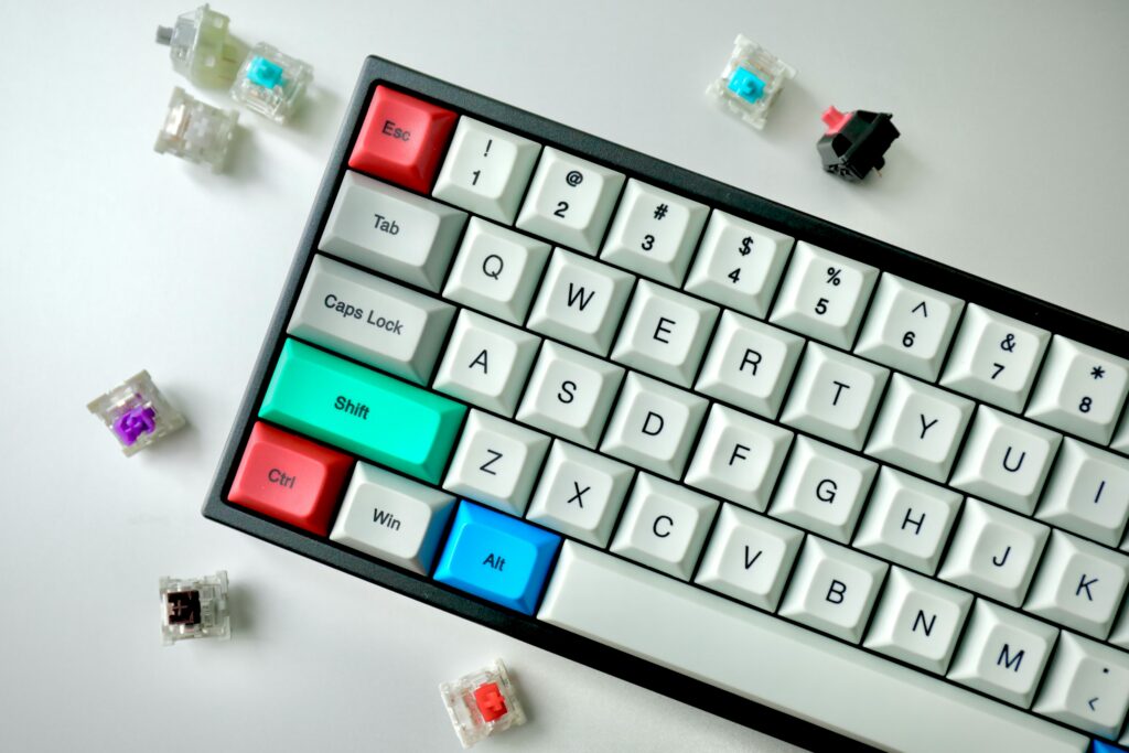 Por que os teclados não são em ordem alfabética?