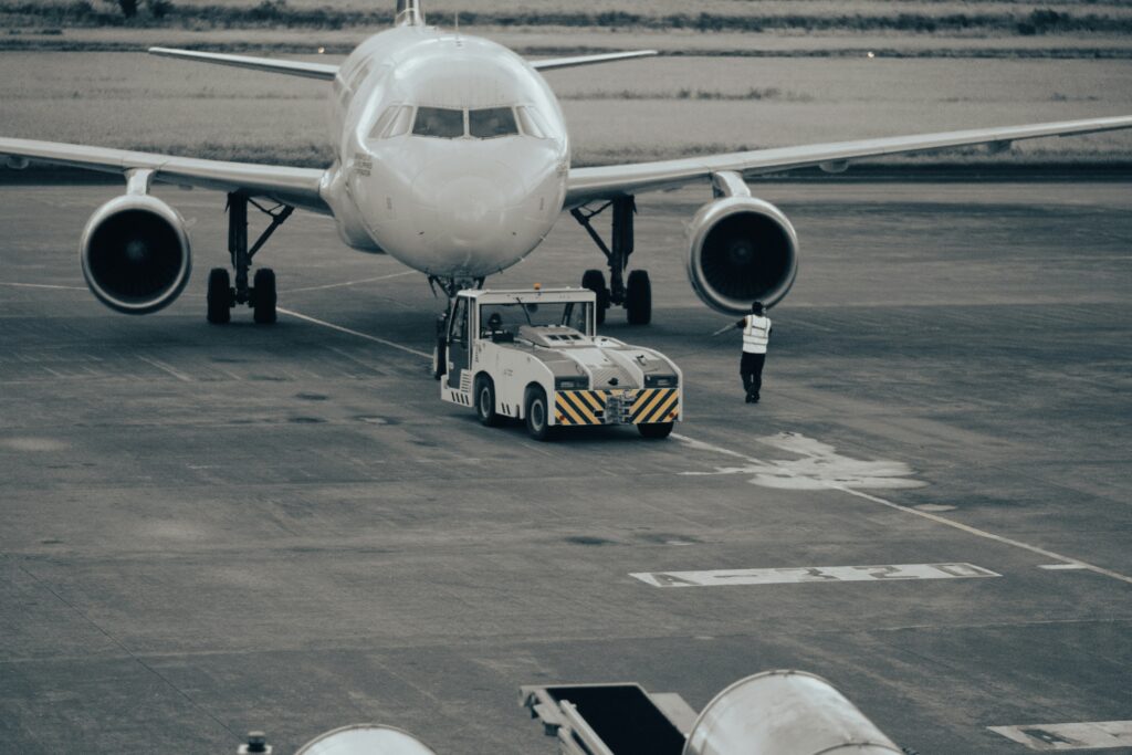Avião pode dar ré? Entenda o que mudou no procedimento de pushback das aeronaves