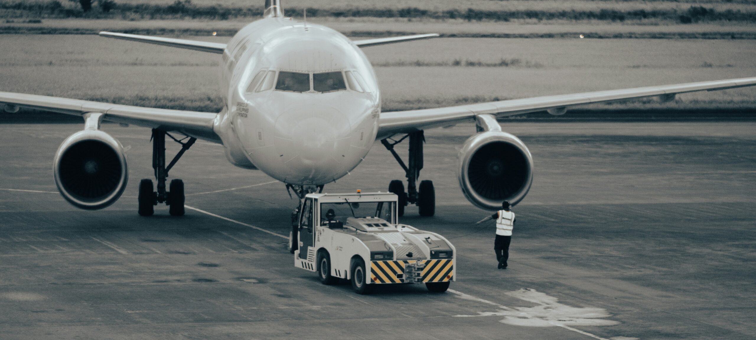 Avião pode dar ré? Entenda o que mudou no procedimento de pushback das aeronaves