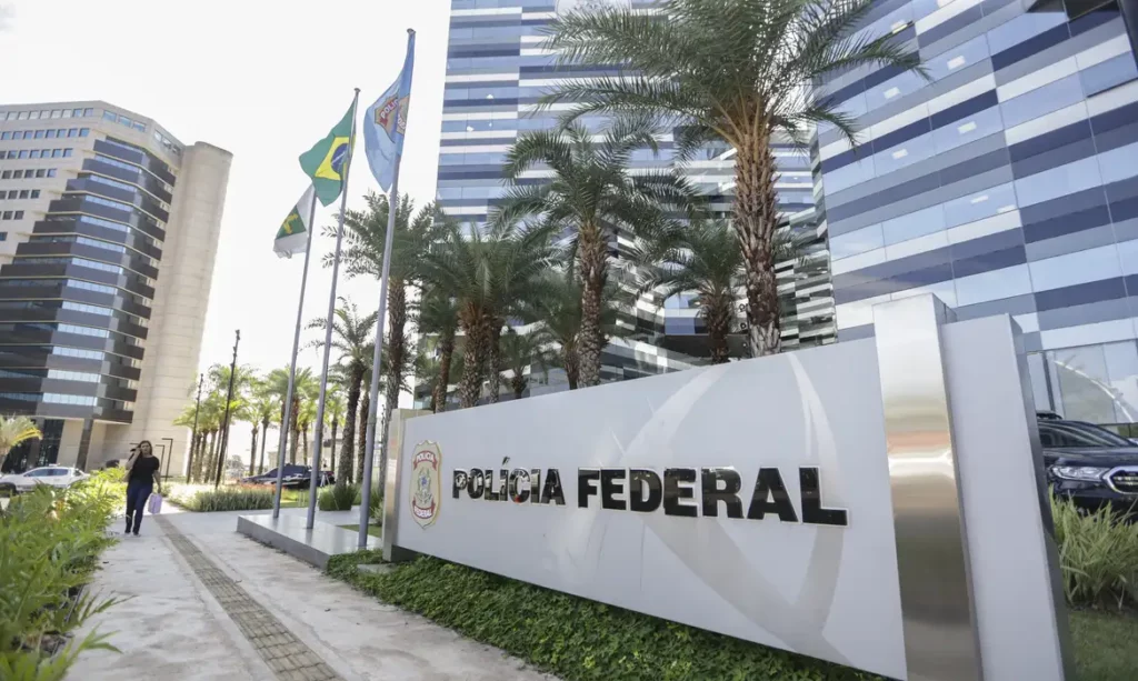 Moraes manda Policia Federal ouvir advogado e ex-assessor de Bolsonaro