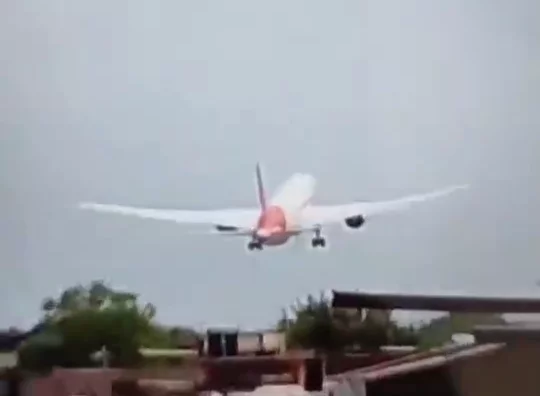 Avião com destino a Londres cai logo após decolar na Índia; Boeing 787 levava 242 a bordo