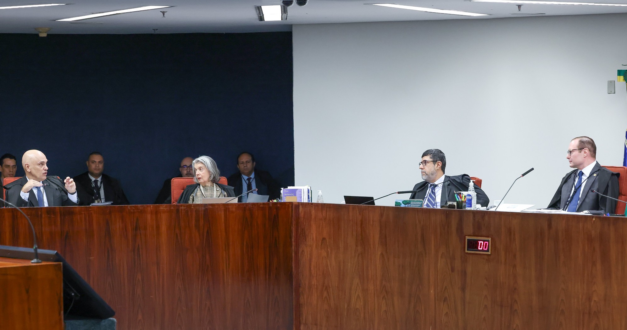 Cármen Lúcia reforça medidas contra Bolsonaro
