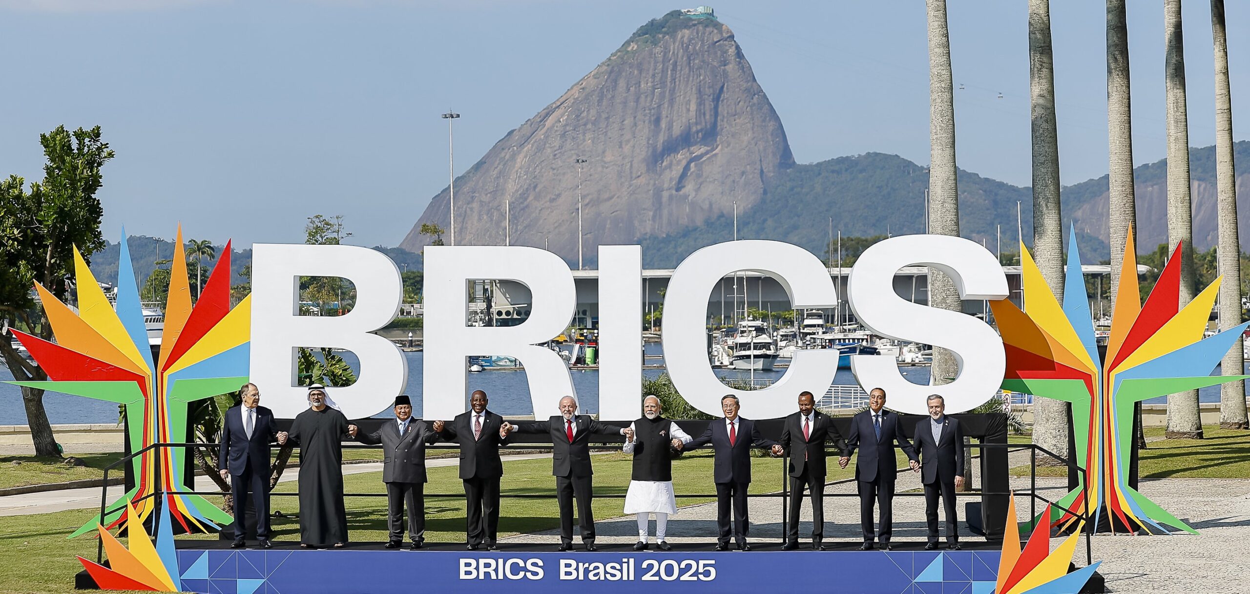 Segundo analistas, o objetivo das tarifas de Trump é interferir na politica brasileira