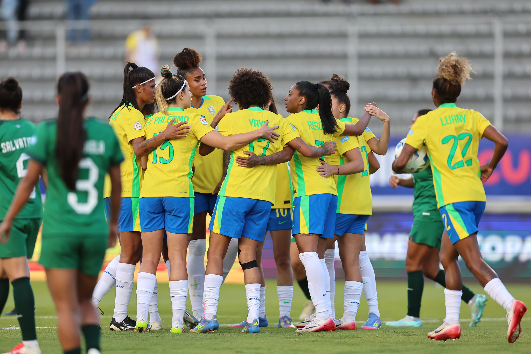 Brasil atropela Bolívia por 6 a 0 com hat-trick de Kerolin e assume liderança do grupo