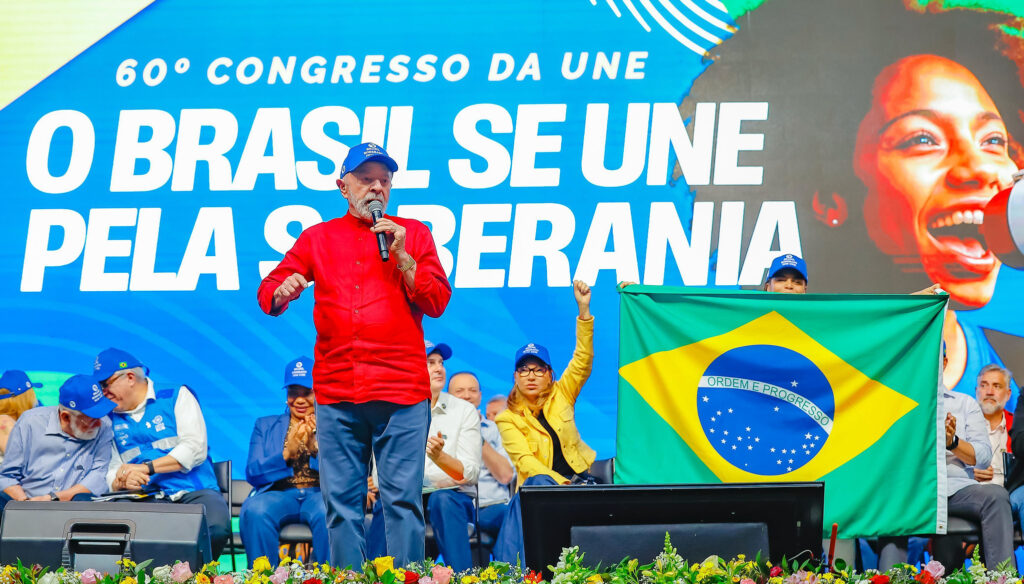 Estudantes entregam carta a Lula em congresso universitário em Goiânia