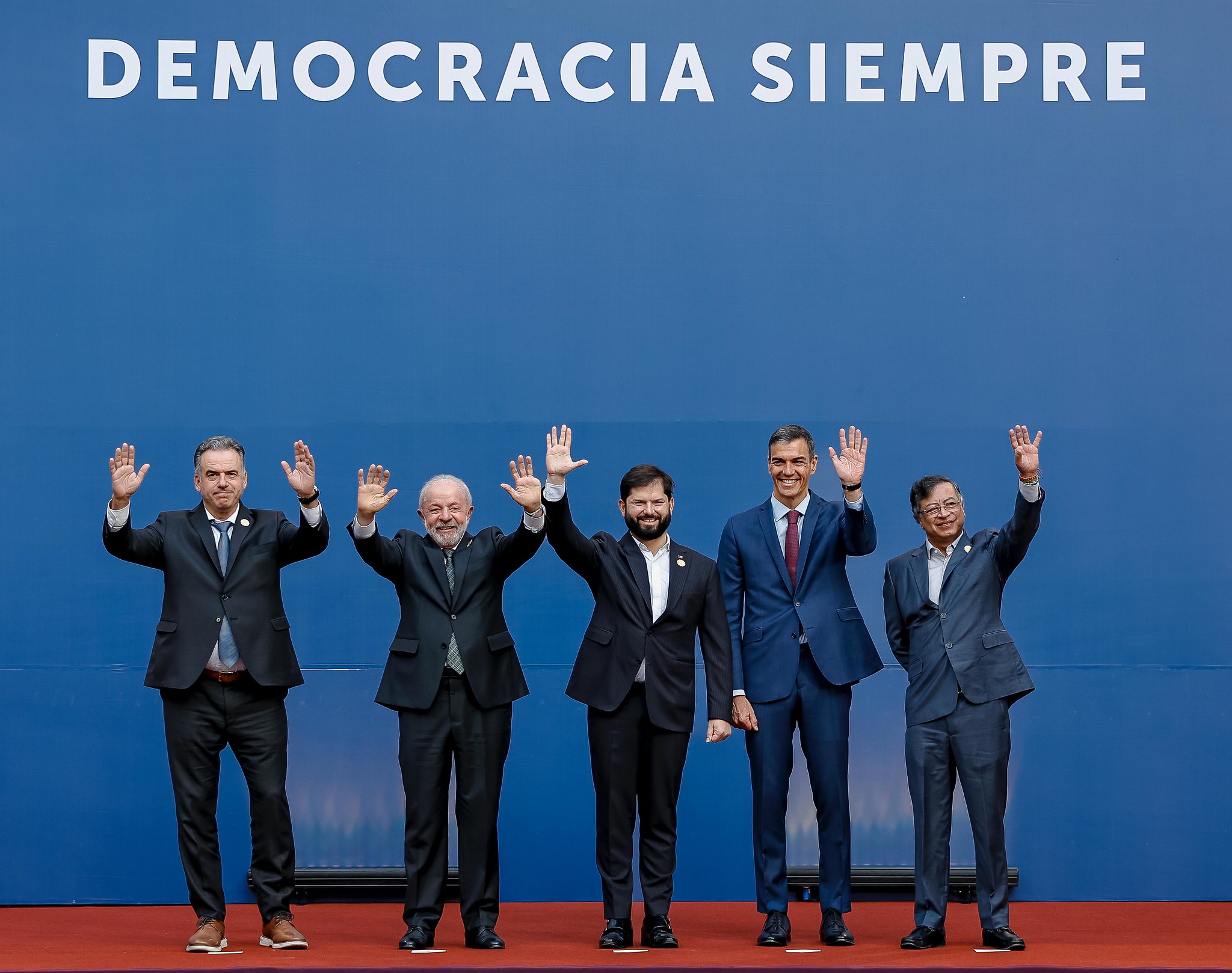 Lula defende democracia em cúpula no Chile
