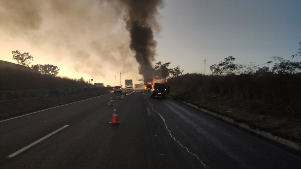 Ônibus pega fogo na BR-060 em Abadia de Goiás; passageiros escapam ilesos