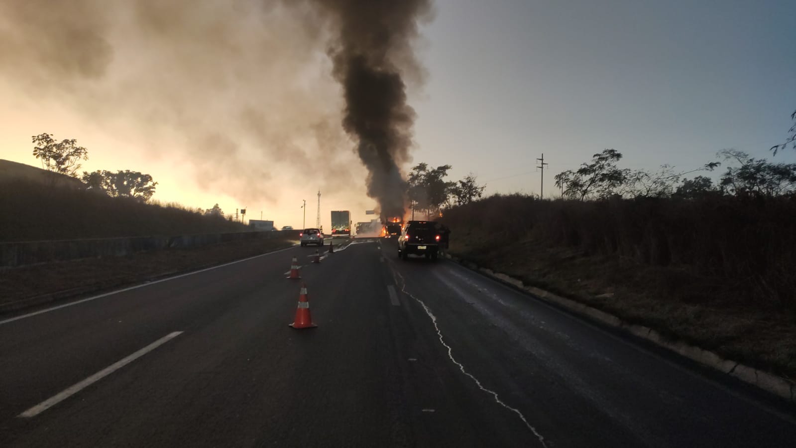 Ônibus pega fogo na BR-060 em Abadia de Goiás; passageiros escapam ilesos