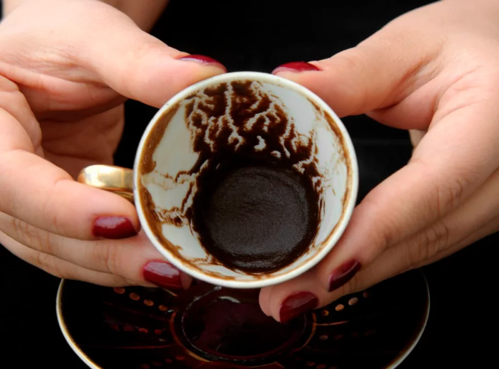 Leitura de café com IA destrói casamento na Grécia