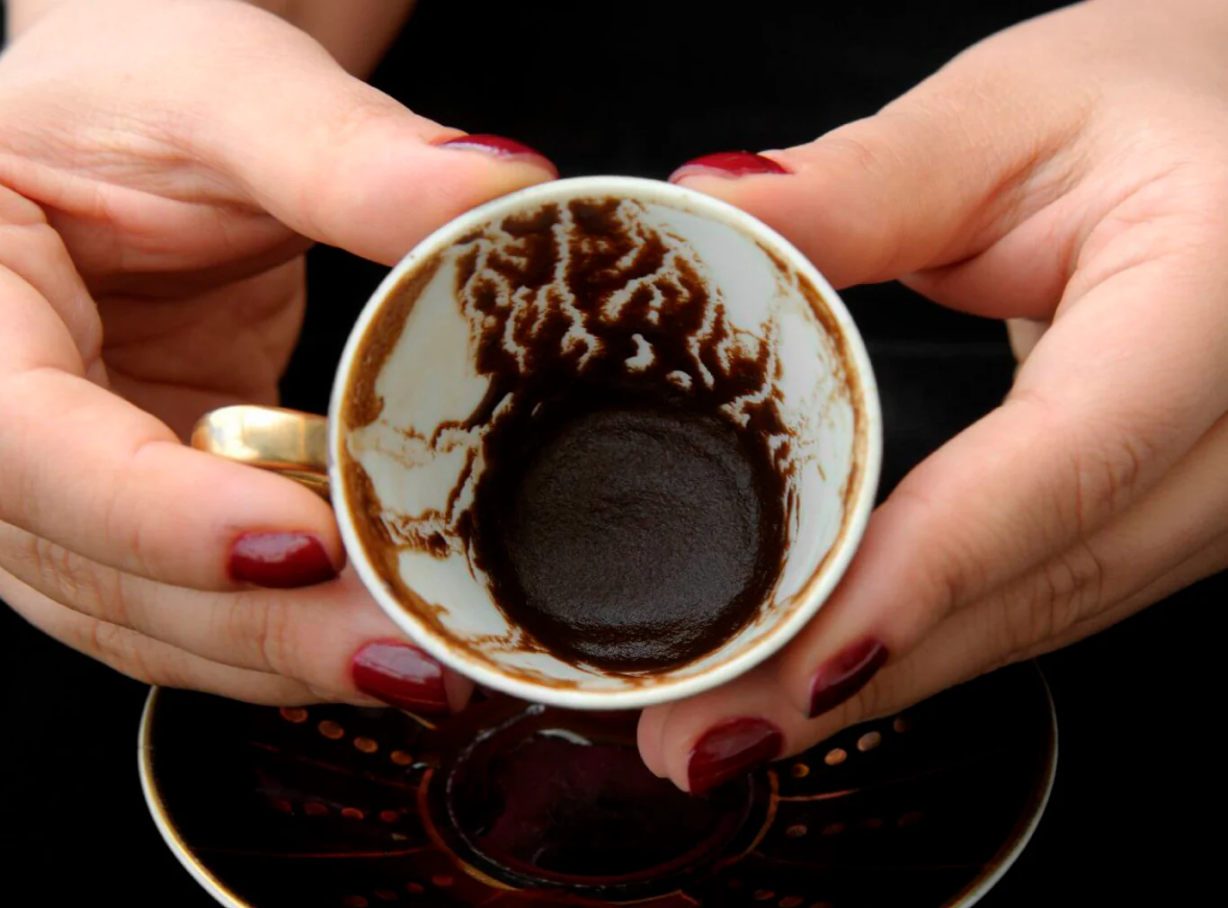 Leitura de café com IA destrói casamento na Grécia