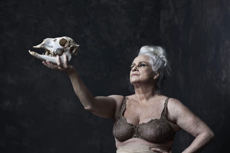 Vera Holtz apresenta a peça “Ficções” no Teatro Goiânia
