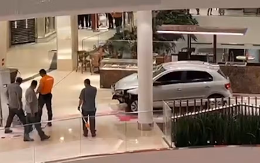 Motorista invade segundo piso do Shopping Flamboyant; ninguém ficou ferido