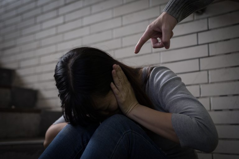 Como ajudar vítimas de manipulação emocional