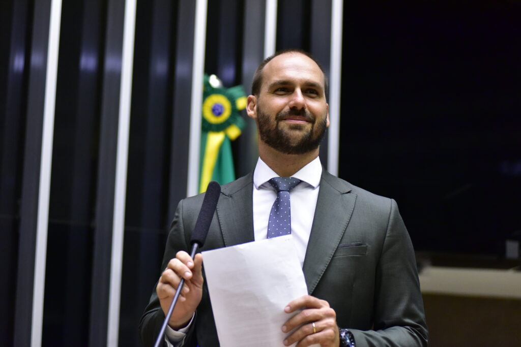 A CNN Brasil, Eduardo Bolsonaro ameaça: ‘Se “crise” não for resolvida, não haverá eleições em 2026’
