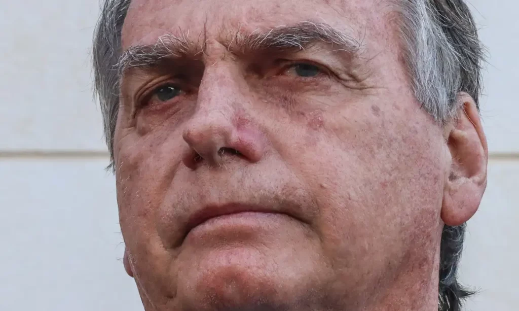 Tornozeleira, pendrive e acusado de traição: a situação de Bolsonaro