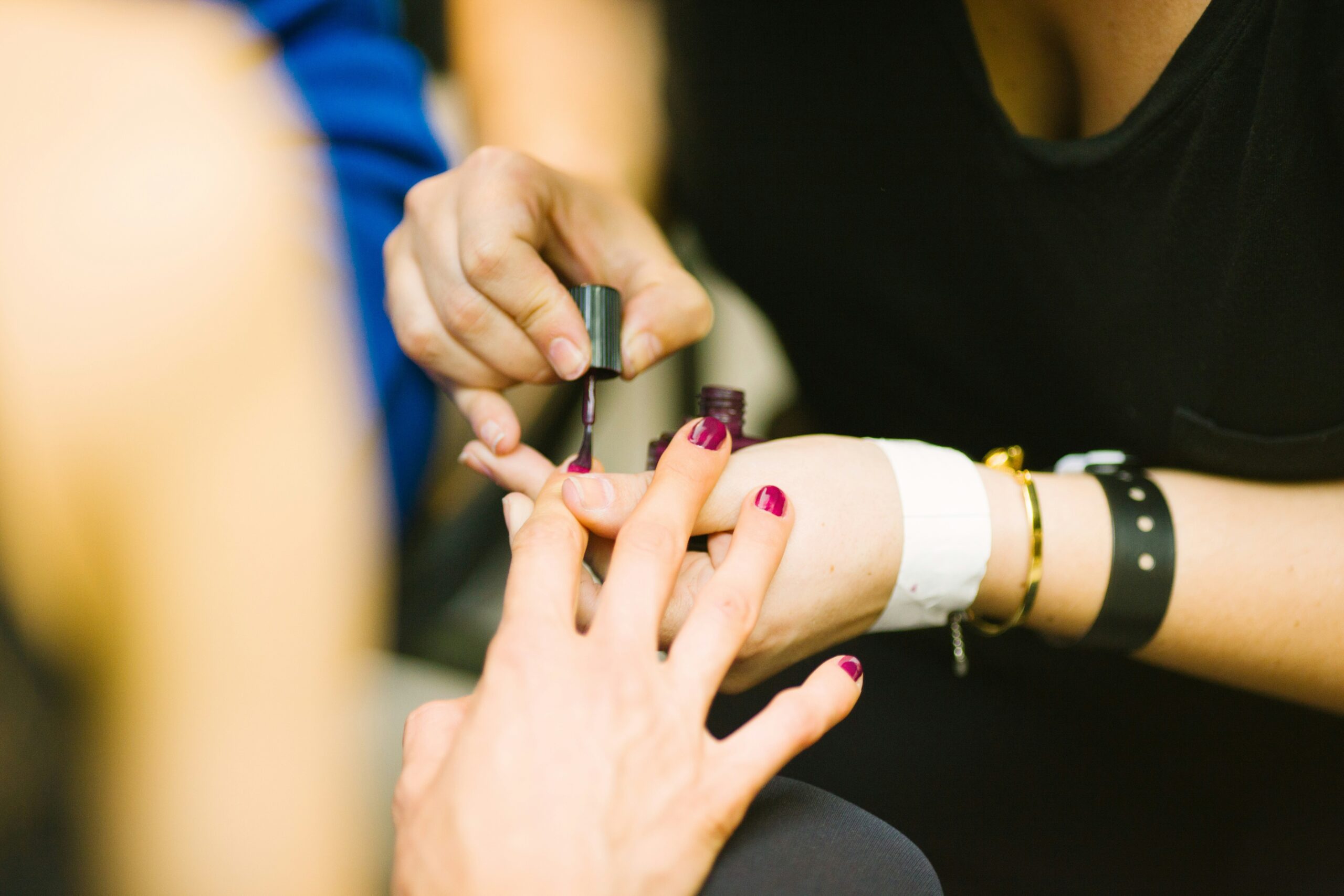 Evite infecções na manicure: 7 cuidados essenciais ao fazer as unhas no salão