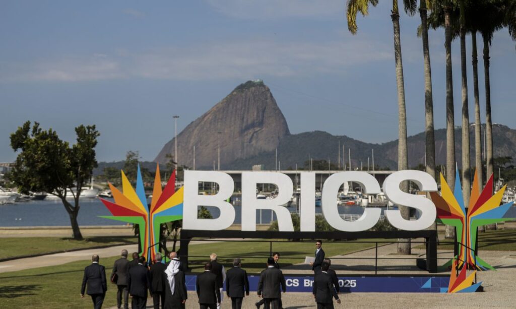 Trump ameaça países alinhados ao Brics com tarifa de 10%