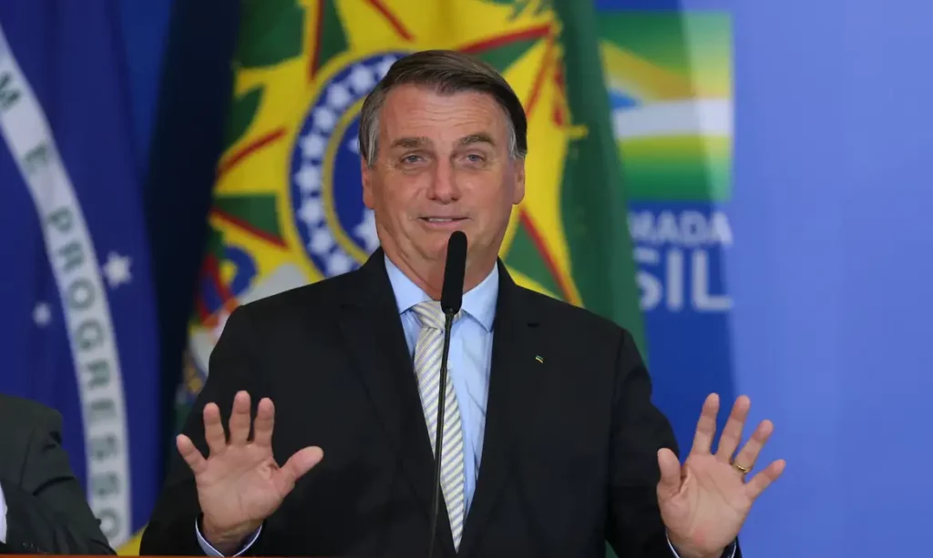 PF faz busca na casa de Bolsonaro e ex-presidente deve usar tornozeleira eletrônica