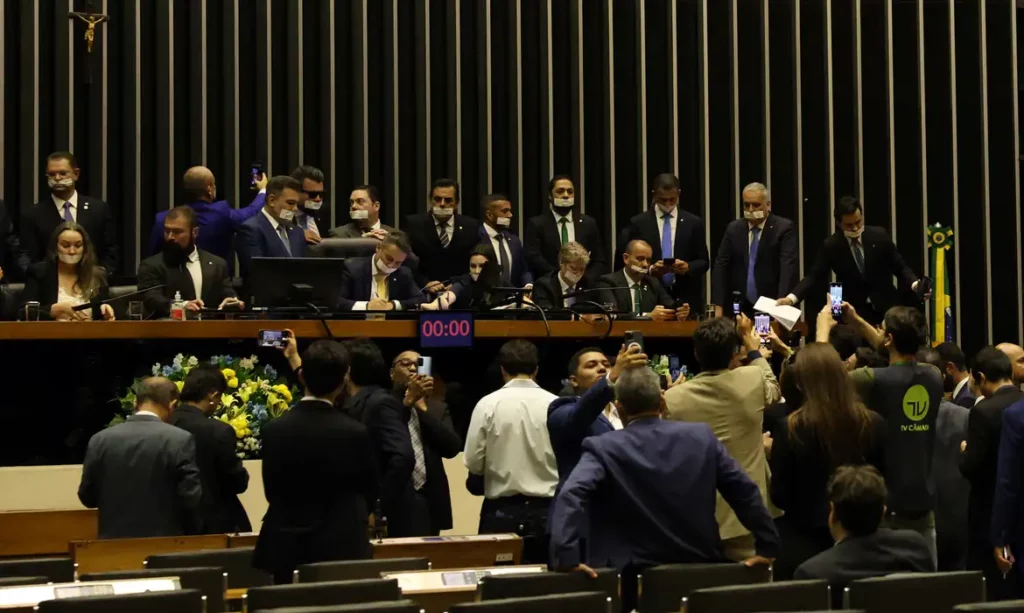 Após ocupação no Congresso, Alcolumbre e Motta pedem respeito e retomada dos trabalhos
